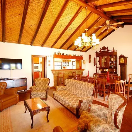 Rustic With Mountain Views And Pool * טאווירה