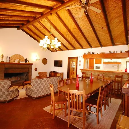 וילה Rustic With Mountain Views And Pool *