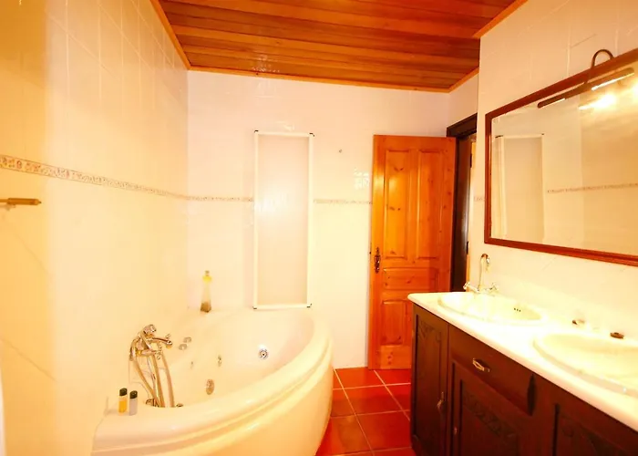 빌라 Rustic With Mountain Views And Pool 타비라