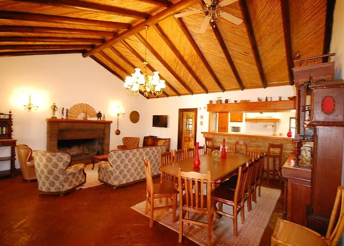 빌라 Rustic With Mountain Views And Pool *