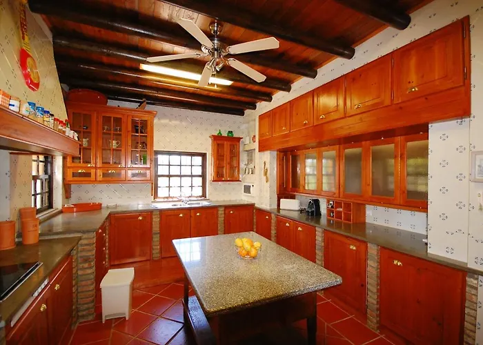 빌라 Rustic With Mountain Views And Pool *