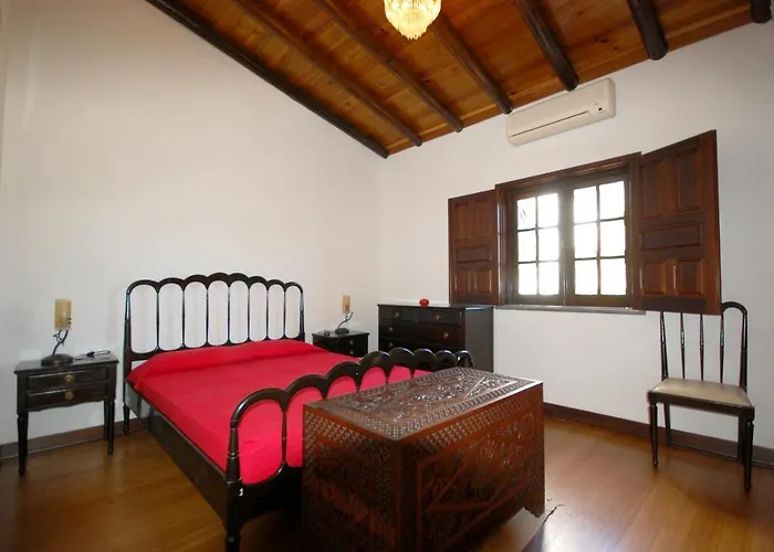 빌라 Rustic With Mountain Views And Pool 타비라